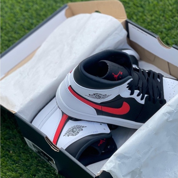 Air Jordan 1 Mid GS ‘Chile Red’ 2021 - Picture 4 of 5